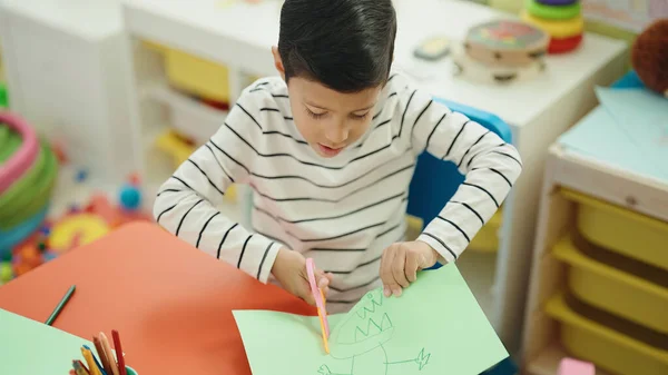 Adorable Hispanic Boy Student Cutting Paper Kindergarten — ストック写真