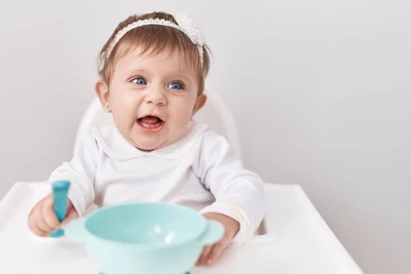 Schattige Blonde Baby Glimlachen Zelfverzekerd Zitten Kinderstoel Geïsoleerde Witte Achtergrond — Stockfoto