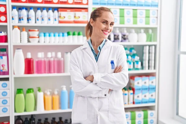 Young Beautiful Hispanic Woman Pharmacist Smiling Confident Standing Arms Crossed — Foto de Stock