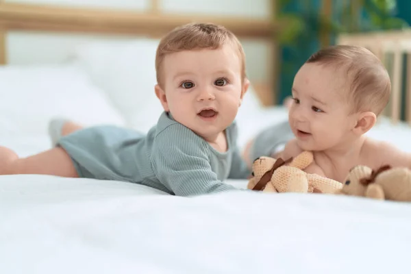 Zwei Kleinkinder Liegen Auf Bett Und Spielen Mit Teddybär Schlafzimmer — Stockfoto