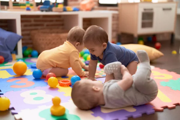 幼児のグループは 幼稚園で床に這うおもちゃで遊んでいます — ストック写真