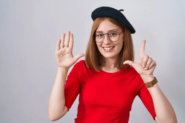 Молодая Рыжая Женщина Стоящая Очках Берете Показывает Указывает Пальцами Номер — стоковое фото