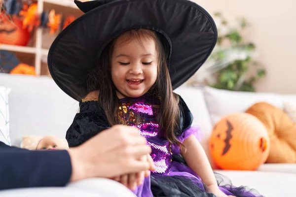 Sevimli Spanyol Bebek Gülümsüyor Evde Cadılar Bayramı Partisi Veriyor — Stok fotoğraf