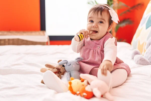 Sevimli Spanyol Bebek Maraca Isırıyor Yatak Odasında Oturuyor — Stok fotoğraf