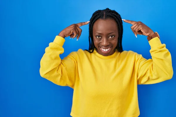 Mulher Negra Bonita Sobre Fundo Azul Sorrindo Apontando Para Cabeça — Fotografia de Stock