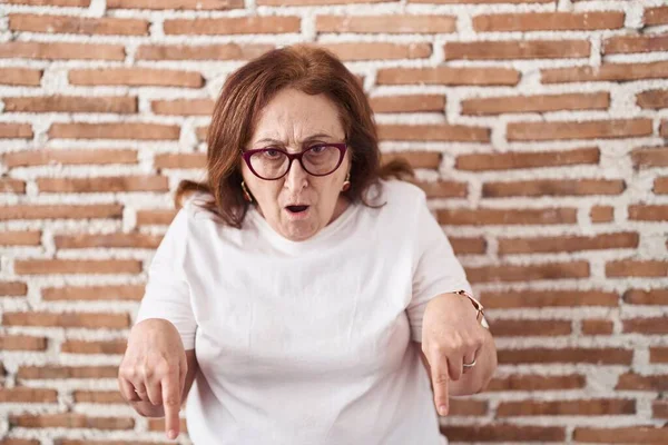 Senior Woman Glasses Standing Bricks Wall Pointing Fingers Showing Advertisement — Fotografia de Stock