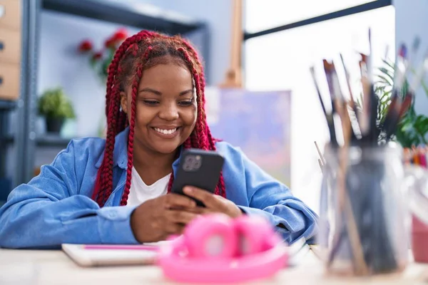 Artista Afroamericana Sonriendo Confiada Usando Smartphone Estudio Arte — Foto de Stock