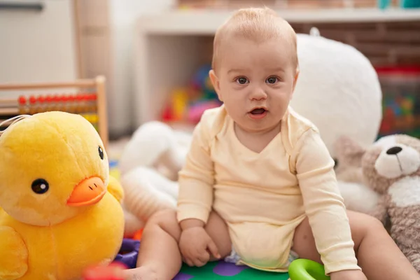 Adorável Bebê Caucasiano Brincando Com Aros Brinquedo Sentado Chão Jardim — Fotografia de Stock