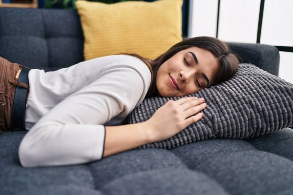 Young Beautiful Hispanic Woman Lying Sofa Sleeping Home — Foto de Stock