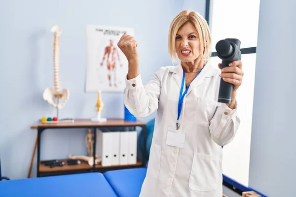 Middle Age Blonde Woman Holding Therapy Massage Gun Physiotherapy Center — Fotografia de Stock