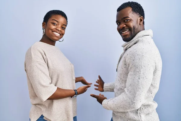 Jong Afrikaans Amerikaans Paar Staande Blauwe Achtergrond Samen Uitnodigen Gaan — Stockfoto