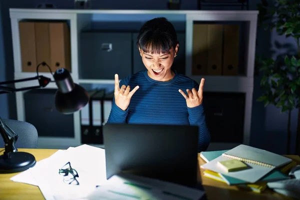 Young Beautiful Woman Working Office Night Shouting Crazy Expression Doing — 스톡 사진