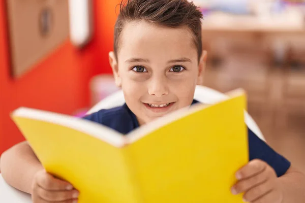 Entzückendes Hispanisches Kleinkind Liest Buch Auf Dem Tisch Klassenzimmer — Stockfoto