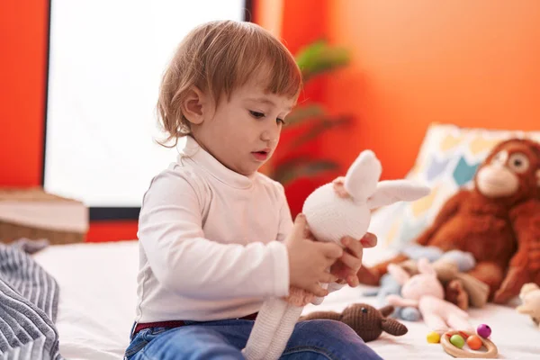 Sevimli Spanyol Kız Yatak Odasında Bebekleri Tutuyor — Stok fotoğraf