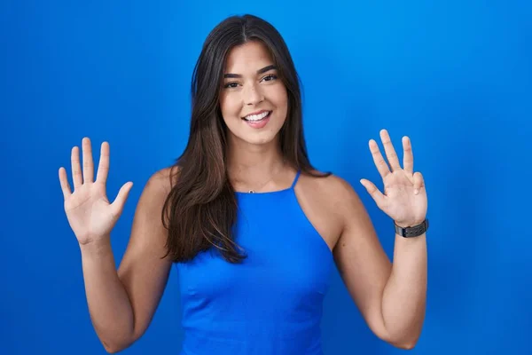Hispanic Woman Standing Blue Background Showing Pointing Fingers Number Nine — стоковое фото