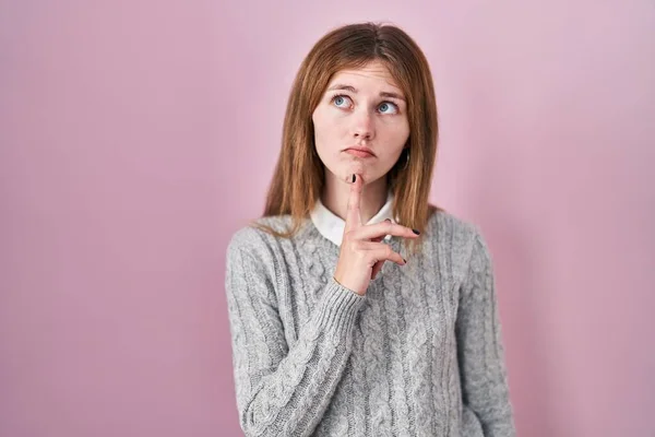 Beautiful Woman Standing Pink Background Thinking Concentrated Doubt Finger Chin — Photo