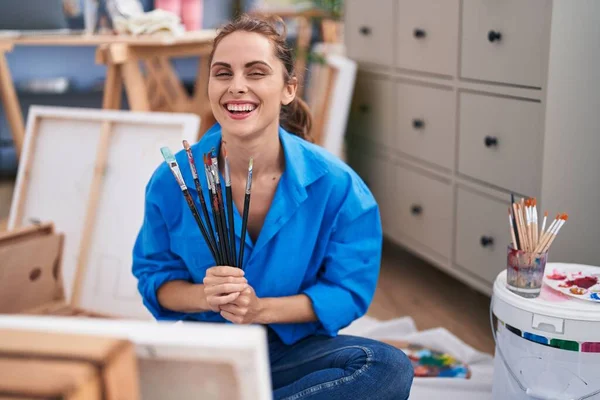 Young Woman Artist Holding Paintbrushes Sitting Floor Art Studio — Foto Stock