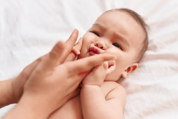 Sevimli Spanyol Bebek Yatakta Kendinden Emin Bir Şekilde Gülümsüyor — Stok fotoğraf