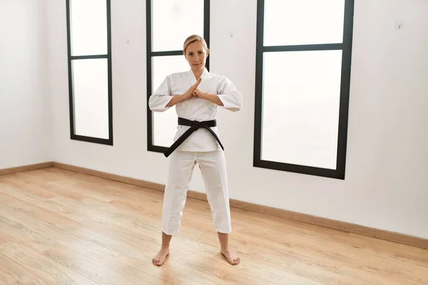 Mladá Běloška Žena Trénink Karate Sportovním Centru — Stock fotografie