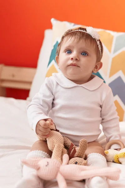 Liebenswertes Blondes Baby Mit Spielzeug Bett Schlafzimmer — Stockfoto