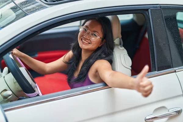Young Chinese Woman Driving Car Doing Gesture Thumb Street — 스톡 사진
