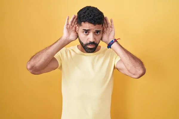 Hispanic Man Beard Standing Yellow Background Trying Hear Both Hands — Stock Photo, Image