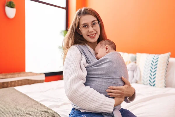 Mama Syn Przytulają Się Siedząc Łóżku Sypialni — Zdjęcie stockowe