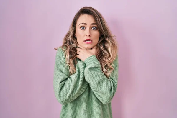 Young Caucasian Woman Standing Pink Background Shouting Suffocate Because Painful — Stockfoto