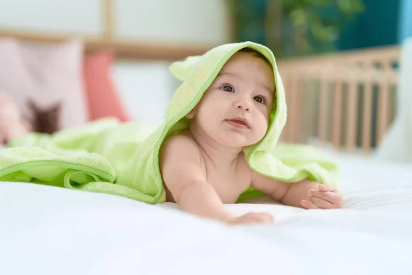 Liebenswertes Kleinkind Liegt Auf Bettdecke Mit Lustigem Handtuch Schlafzimmer — Stockfoto