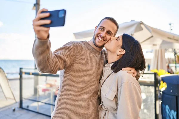 Άνδρας Και Γυναίκα Ζευγάρι Χαμογελά Αυτοπεποίθηση Κάνοντας Selfie Από Smartphone — Φωτογραφία Αρχείου