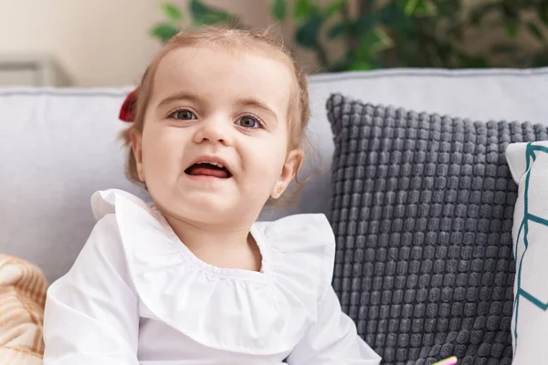 Liebenswertes Blondes Kleinkind Lächelt Selbstbewusst Und Sitzt Hause Auf Dem — Stockfoto