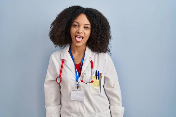 Genç Afro Amerikan Kadın Doktor Üniforması Giyiyor Steteskop Komik Bir — Stok fotoğraf