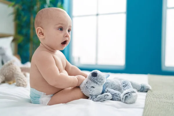 Sevimli Beyaz Bebek Yatak Odasında Rahat Bir Ifadeyle Yatakta Oturuyor — Stok fotoğraf
