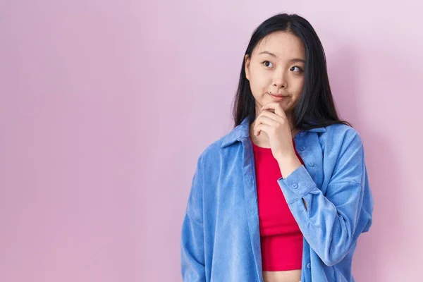 Young Asian Woman Standing Pink Background Hand Chin Thinking Question —  Fotos de Stock