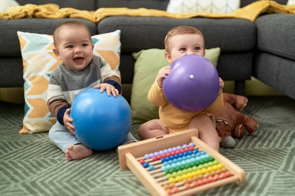 Zwei Kleinkinder Spielen Hause Mit Bällen Und Abakus — Stockfoto