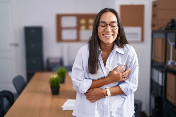 Young Hispanic Woman Office Smiling Laughing Hard Out Loud Because — Fotografia de Stock