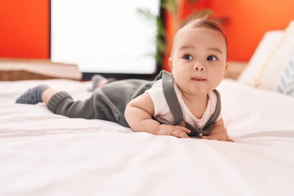 ベッドルームでベッドの上に横たわっている愛らしいヒスパニック系の幼児 — ストック写真