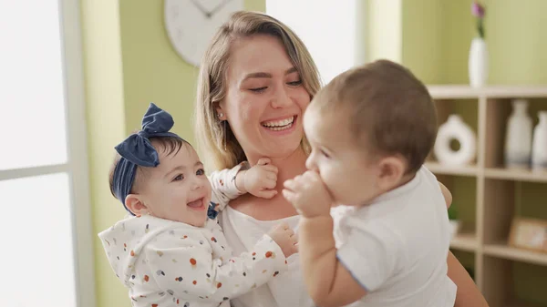 어머니와 아기들은 집에서 자신감을 가지고 미소짓는다 — 스톡 사진