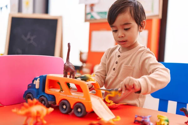 Adorável Menino Hispânico Brincando Com Carros Dino Brinquedos Jardim Infância — Fotografia de Stock