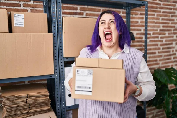 又大又聪明的女人在小企业工作的紫色头发 手里拿着盒子 怒气冲冲地尖叫着 怒气冲冲地大叫着 — 图库照片