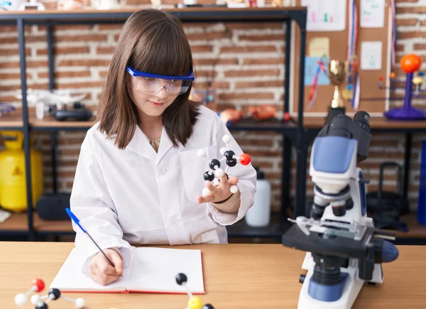 Bedårande Latinamerikansk Flicka Student Skriva Anteckningsbok Innehar Molekyler Laboratorium Klassrum — Stockfoto