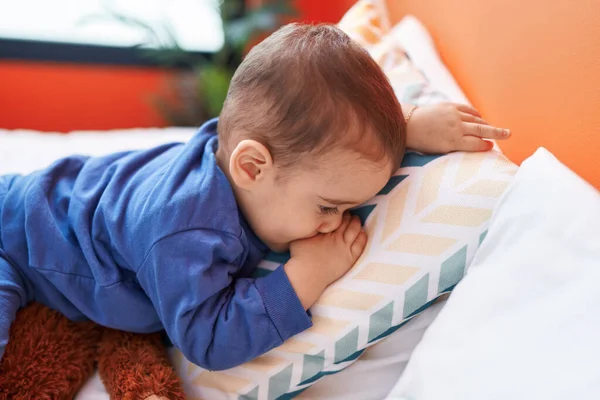 Liebenswertes Hispanisches Kleinkind Liegt Schlafzimmer Auf Dem Bett — Stockfoto