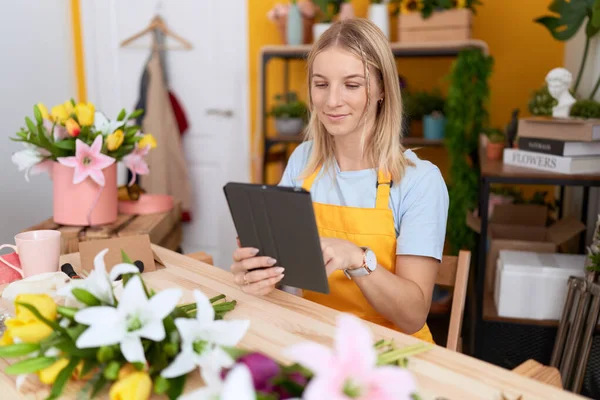 Young Blonde Woman Florist Smiling Confident Using Touchpad Flower Shop — Zdjęcie stockowe