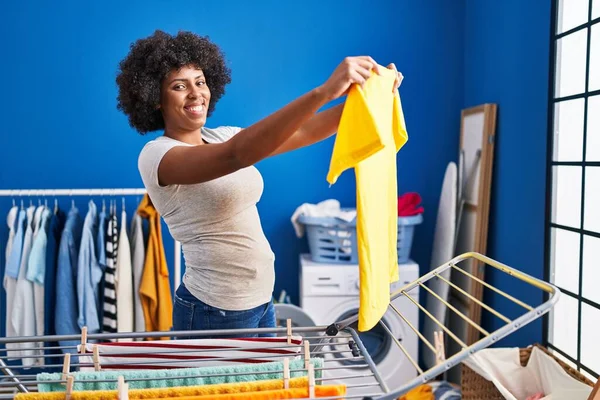 Afričanky Americká Žena Usmívá Sebevědomě Visí Oblečení Prádelní Šňůře Prádelně — Stock fotografie