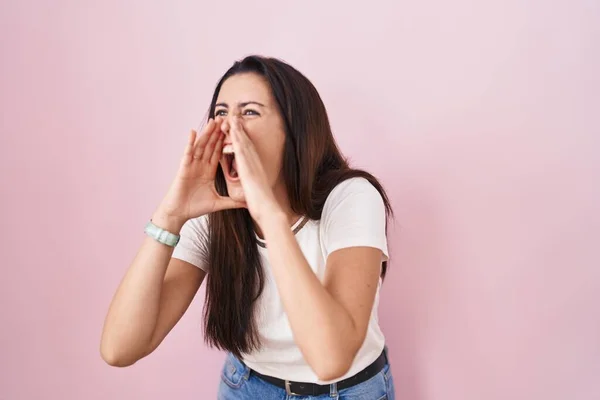 Young Brunette Woman Standing Pink Background Shouting Angry Out Loud — ストック写真
