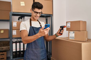 Genç İspanyol adam ecommerce iş adamı ofiste tarama paketi