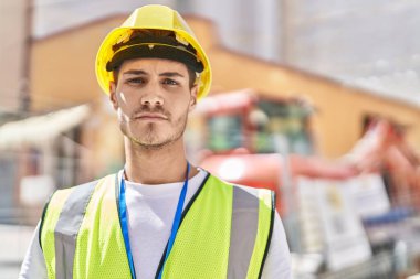 Parkta rahat bir ifadeyle duran genç İspanyol mimar.