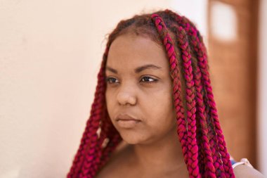 Sokakta duran rahat yüzlü Afrikalı Amerikalı kadın.