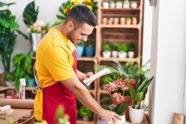 Çiçekçide elinde çiçek saklayan İspanyol bir çiçekçi.
