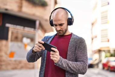 Sokakta video oyunu oynayarak kendine güvenen genç adam